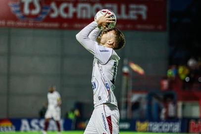 Caxias perdeu, de virada, para o Brusque por 2 a 1, no Augusto Bauer, em Santa Catarina.<!-- NICAID(16258961) -->