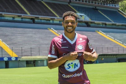 atleta chega da base do Grêmio<!-- NICAID(15295223) -->