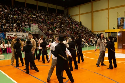 Na próxima sexta-feira, dia 13, às 19h, no Ginásio Municipal de Esportes de Bento Gonçalves, será realizada a apresentação ao público da Tertúlia Mestre, que reúne os alunos da Escola Mestre Santa Bárbara. Depois, serão realizadas apresentações em escolas da cidade e na Praça CEU.<!-- NICAID(15864507) -->