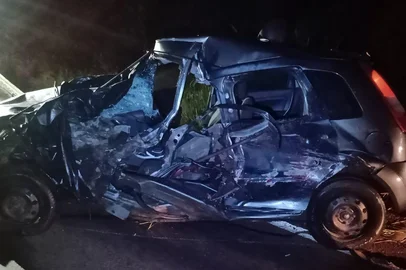 *A PEDIDO DE RAMON* Homem morre em acidente entre carro e caminhão em Ijuí - Foto: CRBM/Divulgação<!-- NICAID(15328250) -->