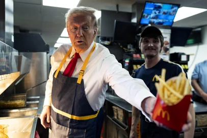 Donald Trump Campaigns For President In PennsylvaniaFEASTERVILLE-TREVOSE, PENNSYLVANIA - OCTOBER 20: Republican presidential nominee, former U.S. President Donald Trump works behind the counter during a visit to McDonald's restaurant on October 20, 2024 in Feasterville-Trevose, Pennsylvania. Trump is campaigning the entire day in the state of Pennsylvania. Trump and Democratic presidential nominee Vice President Kamala Harris continue to campaign in battleground swing states ahead of the November 5th election.   Doug Mills-Pool/Getty Images/AFP (Photo by POOL / GETTY IMAGES NORTH AMERICA / Getty Images via AFP)Editoria: POLLocal: Feasterville-TrevoseIndexador: POOLSecao: electionFonte: GETTY IMAGES NORTH AMERICAFotógrafo: CONTRIBUTOR<!-- NICAID(15894902) -->