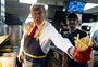 De avental, Donald Trump frita batatas e entrega lanches em rede de fast-food