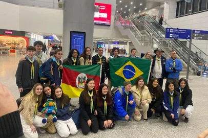 Embarca nesta quinta-feira, 20/7/2023, rumo à Coreia do Sul, uma comitiva formada por escoteiros gaúchos que representarão o Estado no maior encontro de escotismo do mundo: o Jamboree Mundial. Fazem parte do grupo 18 jovens, acompanhados por quatro adultos.<!-- NICAID(15487391) -->