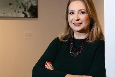 Na sexta-feira (8), às 19h30min, acontece a abertura da Exposição "Florestas: Do real ao imaginário", de Andréa Brächer, com curadoria de Letícia Lau, na Galeria de Arte (sala 402 – 4º pavimento), no Bloco J, da UCS. Na ocasião a artista falará para a comunidade acadêmica e público presente sobre as obras apresentadas na exposição, que atravessam memória, mito e ecologia poética.<!-- NICAID(16096434) -->