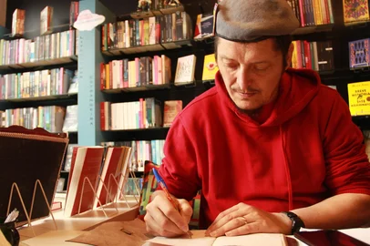 Corredor, ativista e escritor farroupilhense Roque Jr. será o painelista do Órbita Literária desta segunda-feira (18/5) em Caxias do Sul. Ele fala sobre a relação entre corrida e saúde mental, sua luta pela causa antimanicomial e sobre seus livros. <!-- NICAID(16285998) -->