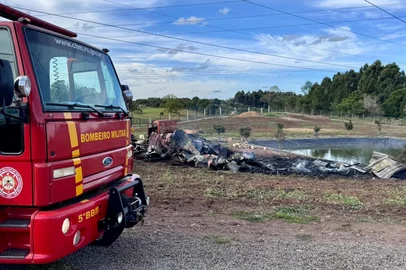 Casa que era transportada por caminhão no interior de Farroupilha, pega fogo e acaba destruída pelas chamas <!-- NICAID(16266663) -->