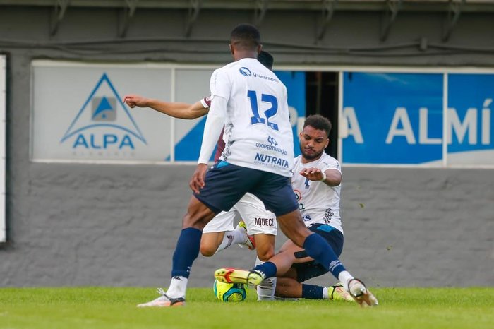 Herói da classificação do Caxias sobre o Internacional, atacante exibe  fratura sofrida no rosto após confusão - Esportes - R7 Lance