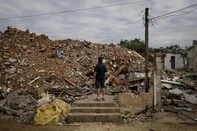 Porto Alegre, RS, Brasil, 07-05-2025: O presidente da Associação dos Moradores da Vila Elisabeth e Parque (Amvep), Jarcedi de Araújo, na área do dique no bairro Sarandi, na zona norte de Porto Alegre. Dezenas de casas, algumas construídas de forma irregular sobre o dique, estão sendo destruídas e os moradores precisam ser deslocados, diante do cenário de riscos na região. Foto: Mateus Bruxel / Agência RBSIndexador: MATEUS BRUXEL<!-- NICAID(16032072) -->