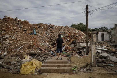 Porto Alegre, RS, Brasil, 07-05-2025: O presidente da Associação dos Moradores da Vila Elisabeth e Parque (Amvep), Jarcedi de Araújo, na área do dique no bairro Sarandi, na zona norte de Porto Alegre. Dezenas de casas, algumas construídas de forma irregular sobre o dique, estão sendo destruídas e os moradores precisam ser deslocados, diante do cenário de riscos na região. Foto: Mateus Bruxel / Agência RBSIndexador: MATEUS BRUXEL<!-- NICAID(16032072) -->