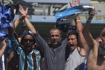 *** Chegada Grêmio 4 - Arivaldo Chaves ***Chegada do Grêmio em Porto Alegre após a vitória contra o Náutico, em Recife, que garantiu a volta do time à primeira divisão do Campeonato Brasileiro. Jogadores chegam ao estádio Olímpico, lotado de torcedores, para festejar. Técnico Mano Menezes entre torcedores.<!-- NICAID(1732561) -->