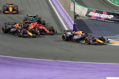 Largada do GP da Arábia Saudita foi limpa, mas teve briga pela segunda posição.