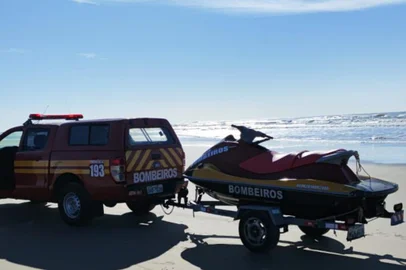 Militares da Marinha ajudam nas buscas a homem que desapareceu após naufrágio de barco no Rio Mampituba<!-- NICAID(15859781) -->