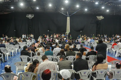 CAXIAS DO SUL, RS, BRASIL, 18/11/2023. Casamento comunitário oficializa a união de 92 casais em Caxias do Sul. (Neimar De Cesero/Agência RBS)Indexador: NEIMAR DE CESERO<!-- NICAID(15601496) -->