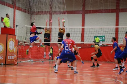 A etapa final do Circuito Sesc/Prefeitura de Caxias do Sul de Vôlei acontece no próximo domingo (17). A competição será disputada no Ginásio Poliesportivo da Universidade de Caxias do Sul (UCS) a partir das 8h30min. A cerimônia oficial de abertura está marcada para às 10h. <!-- NICAID(15540871) -->