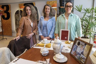 Ulisses Castro / Agencia RBS CAXIAS DO SUL, RS, BRASIL. 11-11-2025. Apresentação do resultado da 5ª edição do projeto "Histórias do Feito na Serra Gaúcha", reunindo coleções de 14 marcas de Caxias do Sul, Flores da Cunha, Bento Gonçalves, Nova Petrópolis, Gramado, Pinto Bandeira e São Francisco de Paula. Em comum, todas participaram da curadoria do projeto Feito na Serra Gaúcha, do Sebrae. Evento ocorreu nesta terça-feira (11/11), no Espaço Sebrae, em Caxias do Sul.Na foto, Casa de Tecelagem, case da reportagem do +Serra. Vivian Cavalet (E), Justiba Inês Foresti (C) e Vanessa Cavalet (D).<!-- NICAID(16165127) -->