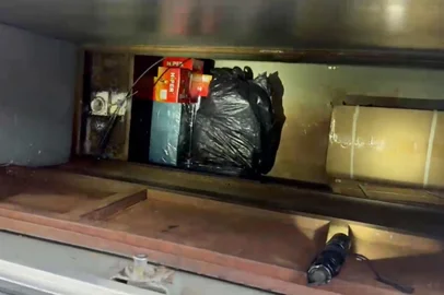 Um fundo falso forjado em um ônibus de turismo que retornava do Paraguai para o Brasil na tarde de quarta-feira (12) escondia diversas mercadorias ilegais, como cigarros eletrônicos. Três homens foram presos em flagrante pela Polícia Rodoviária Federal (PRF) com os materiais, durante abordagem na BR-386, em Carazinho, no norte do RS.<!-- NICAID(15994652) -->