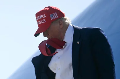 US President Donald Trump arrives at Selfridge Air National Guard Base in Warren, Michigan, on April 29, 2025. (Photo by Jim WATSON / AFP)Editoria: POLLocal: WarrenIndexador: JIM WATSONSecao: politics (general)Fonte: AFPFotógrafo: STF<!-- NICAID(16026992) -->