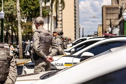 A Brigada Militar de Caxias do Sul deu início, nesta quinta-feira (27), à Operação Papai Noel 2025. A ação é realizada simultaneamente em todo o Estado. O objetivo é garantir um reforço especial na segurança em um momento em que há mais circulação no comércio em função das compras de final de ano e pagamento do 13º salário e das férias.<!-- NICAID(16175521) -->