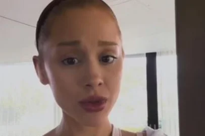 Ariana Grande desabafa após comentários sobre corpo:  "simplesmente não devemos"<!-- NICAID(15400787) -->