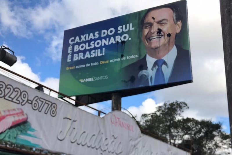 A Justiça Eleitoral de Caxias do Sul, através da 169ª Zona Eleitoral, determinou, na noite desta sexta-feira (15), a retirada de outdoors em apoio ao presidente Jair Bolsonaro em um prazo de até 48h<!-- NICAID(15150671) -->