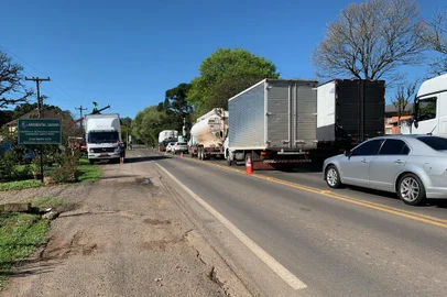 A manifestação dos apoiadores do presidente Jair Bolsonaro em Nova Petrópolis não obrigou aos caminhoneiros a ficarem parados no km 8 da RS-235, em frente ao clube Concórdia, nesta quinta-feira (9). Aqueles que aceitaram parar, puderam seguir viagem após 30 minutos.Os manifestantes têm pautas antidemocráticas, como a intervenção e destituição no Supremo Tribunal Federal (STF). Além disso, o pedido de liberdade de expressão e contra o mandado de prisão ao insurgente Marcos Antônio Pereira Gomes, conhecido como Zé Trovão.Na parte da manhã, segundo alguns moradores, os caminhões chegaram a ficar parados por uma hora. No entanto, na parte da tarde os motoristas que não quiseram aderir ao movimento foram liberados, mesmo com alguma exaltação dos manifestantes. Veículos com carga perecível ou perigosa, como gasolina, sequer eram parados. O trânsito entre Nova Petrópolis e Gramado não teve registro de engarrafamento durante a tarde desta quinta-feira.<!-- NICAID(14885539) -->