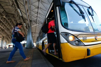 Porto Alegre, RS, Brasil - Número de ocorrências de assaltos em ônibus caiu em 95%  de 2016 para 2022 em Porto Alegre. Foto Jonathan Heckler / Agência RBS<!-- NICAID(15245274) -->