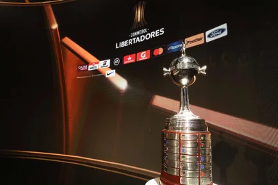 Sorteio da Libertadores 2021 em Luque, no Paraguai. No lance, a taça. <!-- NICAID(14754080) -->