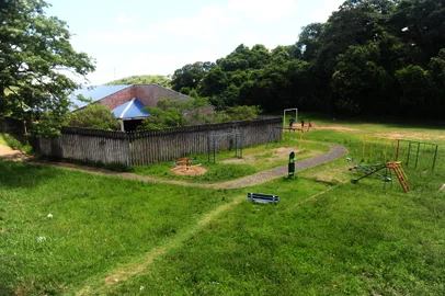 CAXIAS DO SUL, RS, BRASIL, 26/12/2022. Construção de um novo prédio, em área no mesmo terreno, da atual da Escola de Educação Infantil (EEI) Planalto-Rio Branco (na rua Thereza Dal Canali Zugno, 707). A obra está interditada desde 2016,  e o terreno onde o prédio foi erguido  não tem condições para a continuidade dos trabalhos de recuperação. (Porthus Junior/Agência RBS)<!-- NICAID(15305047) -->