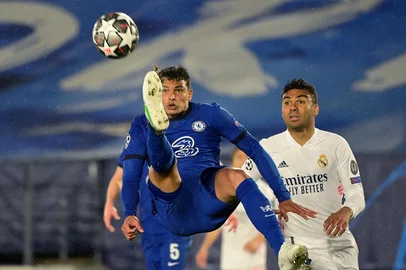 Chelsea's Brazilian defender Thiago Silva (L) jumps for the ball next to Real Madrid's Brazilian midfielder Casemiro during the UEFA Champions League semi-final first leg football match between Real Madrid and Chelsea at the Alfredo di Stefano stadium in Valdebebas, on the outskirts of Madrid, on April 27, 2021. (Photo by JAVIER SORIANO / AFP)Editoria: SPOLocal: MadridIndexador: JAVIER SORIANOSecao: soccerFonte: AFPFotógrafo: STF<!-- NICAID(14774134) -->