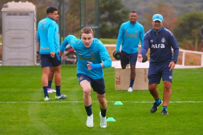 14/7/2025 - Grêmio treina em Belo Horizonte antes de viagem ao PeruA atividade foi realizada na Cidade do Galo, Centro de Treinamentos do Atlético-MG, em Belo Horizonte.<!-- NICAID(16080109) -->
