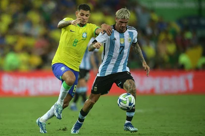 Brazil's midfielder Bruno Guimaraes (L) and Argentina's midfielder Rodrigo De Paul fight for the ball during the 2026 FIFA World Cup South American qualification football match between Brazil and Argentina at Maracana Stadium in Rio de Janeiro, Brazil, on November 21, 2023. (Photo by CARL DE SOUZA / AFP)Editoria: SPOLocal: Rio de JaneiroIndexador: CARL DE SOUZASecao: soccerFonte: AFPFotógrafo: STF<!-- NICAID(15604937) -->