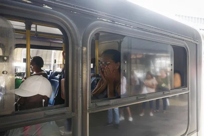 Porto Alegre, RS, Brasil, 06-02-2025: Passageira Carla Gomes (C), 98655-8164. Ônibus da linha 721 - Nova Gleba / Sertório, com janelas abertas no Terminal Parobé. Em dia com temperatura acima dos 30 graus, passageiros embarcam em coletivos sem ar condicionado na região central de Porto Alegre. Foto: Mateus Bruxel / Agência RBSIndexador: MATEUS BRUXEL<!-- NICAID(15970782) -->