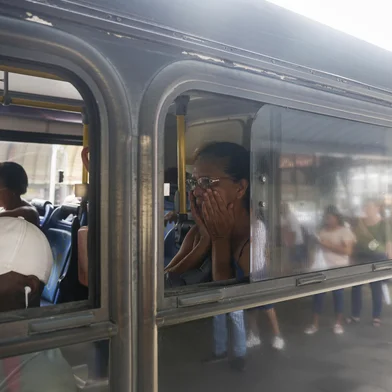 Porto Alegre, RS, Brasil, 06-02-2025: Passageira Carla Gomes (C), 98655-8164. Ônibus da linha 721 - Nova Gleba / Sertório, com janelas abertas no Terminal Parobé. Em dia com temperatura acima dos 30 graus, passageiros embarcam em coletivos sem ar condicionado na região central de Porto Alegre. Foto: Mateus Bruxel / Agência RBSIndexador: MATEUS BRUXEL<!-- NICAID(15970782) -->
