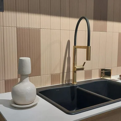 Expo Revestir apresentou esta semana em São Paulo as tendências em revestimentos e acabamentosO que esperar para paredes e piso:Quanto aos revestimentos de parede e piso, podemos apostar em cerâmicas e porcelanatos texturizados, compondo com peças lisas. Muitas vezes, combinações de cores diferentes, criando paginações (organizações intencionais das peças) dinâmicas, sem perder o minimalismo.<!-- NICAID(15717928) -->