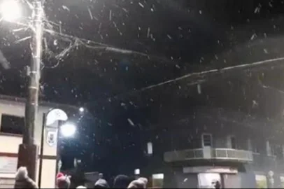 O início da noite de terça-feira (17), em São José dos Ausentes, foi de neve e frio para quem estava nas ruas. Iniciado às 19h45min e com duração de meia hora, o fenômeno não foi uniforme, mas pode ser conferido em partes da zona urbana<!-- NICAID(15098742) -->