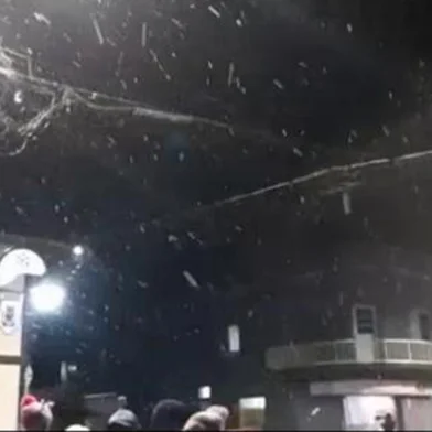 O início da noite de terça-feira (17), em São José dos Ausentes, foi de neve e frio para quem estava nas ruas. Iniciado às 19h45min e com duração de meia hora, o fenômeno não foi uniforme, mas pode ser conferido em partes da zona urbana<!-- NICAID(15098742) -->
