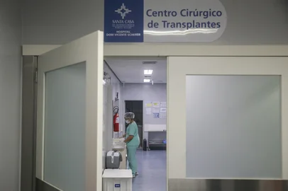 PORTO ALEGRE, RS, BRASIL - 2020.09.09 - Santa Casa retomou a integralidade dos transplantes de órgãos, que havia sido parcialmente suspensa devido aos esforços de combate ao coronavírus. (Foto: ANDRÉ ÁVILA/ Agência RBS)Indexador: Andre Avila<!-- NICAID(14588044) -->