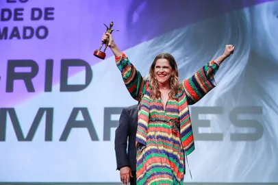 17/08/2023 - 51Âº Festival de Cinema de Gramado - Atriz Ingrid GuimarÃ£es recebe o trofÃ©u Cidade de Gramado, entregue pelo prefeito de Gramado Nestor Tissot / Foto:c/AgÃªncia Pressphoto<!-- NICAID(15513635) -->