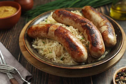 bavaria , bavarian , bratwurst , butcher , cabbage , cook , cooked , cuisine , delicious , dinner , dish , eat , food , food photo , gastronomy , german , germany , grilled , grilled sausage , home cooking , lunch , meal , sausage , side , traditional,destemperados,imigração alemã,caderno,print,impresso,comida e cultura<!-- NICAID(16330856) -->