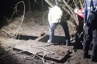 Uma mulher de 18 anos, o filho dela de dois meses, e um adolescente de 16 foram encontrados mortos nesta terça-feira (22) em Esteio, na Região Metropolitana. Os cadáveres estavam em um buraco às margens de um rio, cobertos por madeiras e galhos.As identidades das vítimas não foram divulgadas. De acordo com a polícia, o caso é tratado como feminicídio e duplo homicídio.<!-- NICAID(16086021) -->