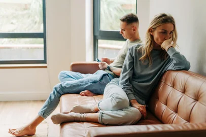 A young woman is sad and offended by her partner. Concept of problem in relationshipIndexador: TITOVA ILONAFonte: 497078966<!-- NICAID(15481877) -->