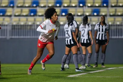 Santana de Parnaíba/SP; Brasil; 05/08/2025; Estádio Gabriel Marques da Silva; Copa do Brasil Feminina; Red Bull Bragantino x Botafogo-RJ; Na foto, Débora Caroline; Foto de Fernando Roberto/Red Bull Bragantino.<!-- NICAID(16168748) -->