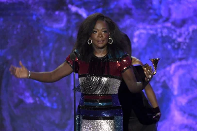 65th GRAMMY Awards - Premiere CeremonyLOS ANGELES, CALIFORNIA - FEBRUARY 05: Viola Davis accepts the Audio Book, Narration and Storytelling Recording award for Finding Me during the 65th GRAMMY Awards Premiere Ceremony at Microsoft Theater on February 05, 2023 in Los Angeles, California.   Kevork Djansezian/Getty Images for The Recording Academy/AFP (Photo by KEVORK DJANSEZIAN / GETTY IMAGES NORTH AMERICA / Getty Images via AFP)Editoria: ACELocal: Los AngelesIndexador: KEVORK DJANSEZIANSecao: celebrityFonte: GETTY IMAGES NORTH AMERICAFotógrafo: CONTRIBUTOR<!-- NICAID(15340866) -->