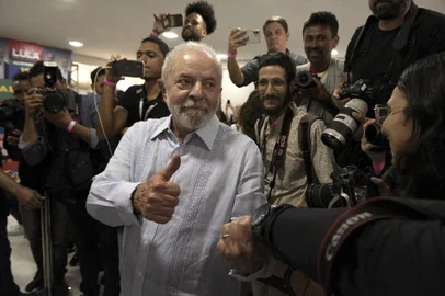 Brazil's former president (2003-2010) and presidential candidate for the leftist Workers Party (PT), Luiz Inacio Lula da Silva, greets photographers and reporters during a press conference in Recife, Pernambuco state, Brazil, on October 14, 2022. - President Jair Bolsonaro, 67, exceeded polling predictions by coming a closer-than-expected second to ex-president Lula da Silva, 76, in a first election round on October 2. The two men will face off in a deeply polarized second round on October 30. (Photo by Maira ERLICH / AFP)<!-- NICAID(15236822) -->