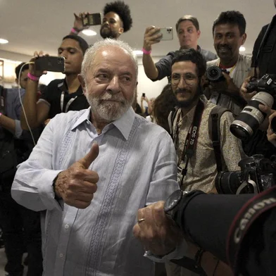 Brazil's former president (2003-2010) and presidential candidate for the leftist Workers Party (PT), Luiz Inacio Lula da Silva, greets photographers and reporters during a press conference in Recife, Pernambuco state, Brazil, on October 14, 2022. - President Jair Bolsonaro, 67, exceeded polling predictions by coming a closer-than-expected second to ex-president Lula da Silva, 76, in a first election round on October 2. The two men will face off in a deeply polarized second round on October 30. (Photo by Maira ERLICH / AFP)<!-- NICAID(15236822) -->