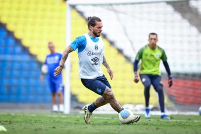 Treino Gremio RS - FUTEBOL/TREINO GREMIO 2024/ ESPORTES - Jogadores do Gremio realizam treino durante a manha desta segunda-feiro, no Estadio Kleber Andrade, em Vitoria, na preparaÃ§Ã£o partida valida pela Campeonato Brasileiro 2024. FOTO: LUCAS UEBEL/GREMIO FBPAEditoria: SPOLocal: VitoriaIndexador: Lucas UebelSecao: futebolFonte: Gremio.netFotógrafo: Treino Gremio <!-- NICAID(15793678) -->