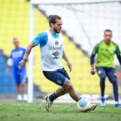 Treino Gremio RS - FUTEBOL/TREINO GREMIO 2024/ ESPORTES - Jogadores do Gremio realizam treino durante a manha desta segunda-feiro, no Estadio Kleber Andrade, em Vitoria, na preparaÃ§Ã£o partida valida pela Campeonato Brasileiro 2024. FOTO: LUCAS UEBEL/GREMIO FBPAEditoria: SPOLocal: VitoriaIndexador: Lucas UebelSecao: futebolFonte: Gremio.netFotógrafo: Treino Gremio <!-- NICAID(15793678) -->