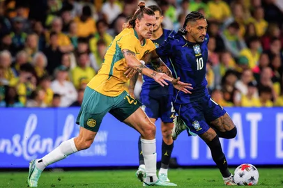 Brazil's Raphinha (R) and Australia's Jackson Irvinei compete for the ball during the international friendly football match between Australia and Brazil at Suncorp Stadium in Brisbane on September 29, 2026. (Photo by Patrick HAMILTON / AFP) / --IMAGE RESTRICTED TO EDITORIAL USE - STRICTLY NO COMMERCIAL USE--<!-- NICAID(16375572) -->
