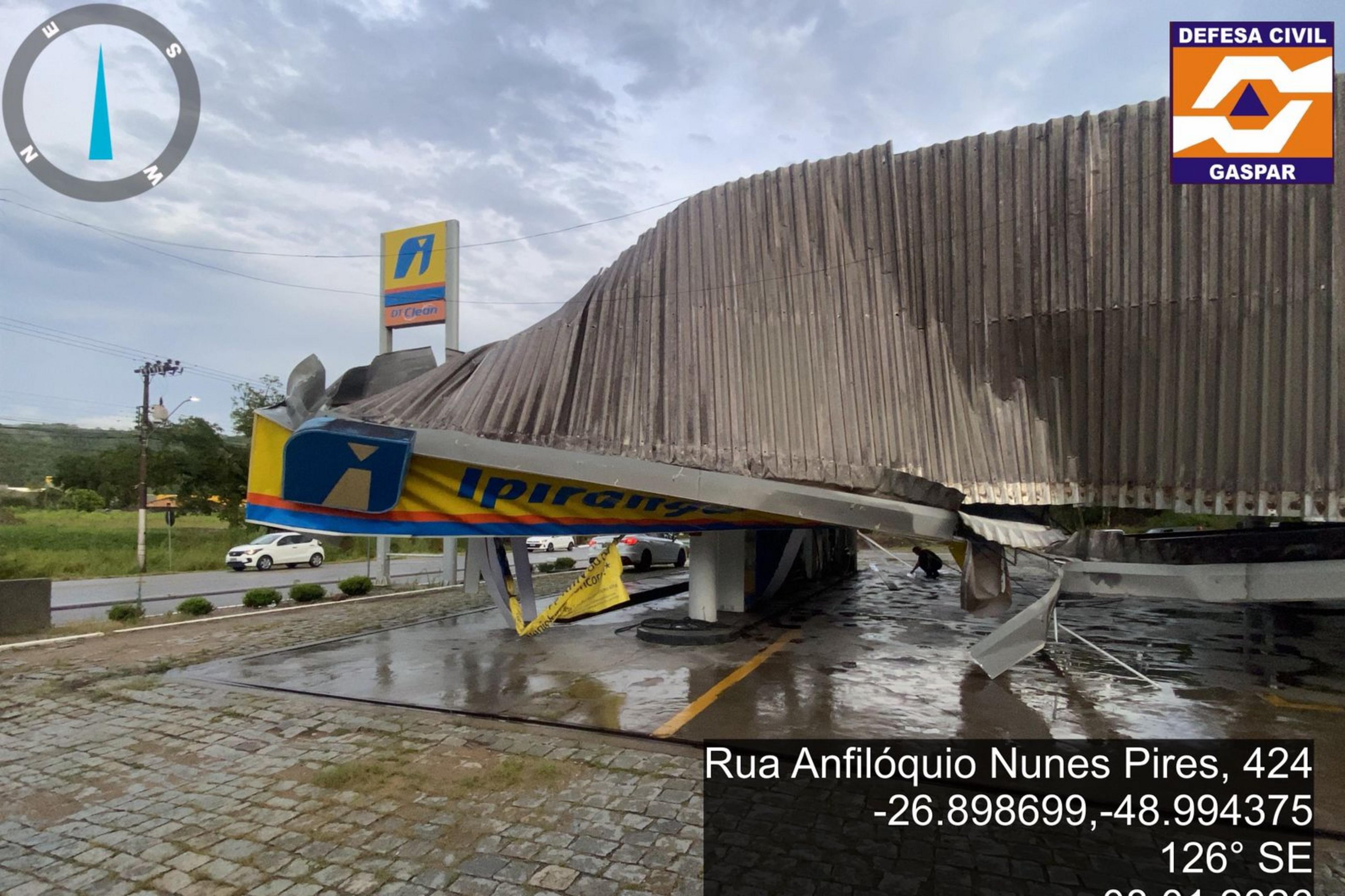 Microexplos&atilde;o derruba teto de posto de gasolina em SC; veja v&iacute;deo