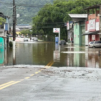 UBATUBA, SP, BRASIL - 05/04/2025 - Rua alagada após temporal em Ubatuba, no litoral de SP<!-- NICAID(16011150) -->